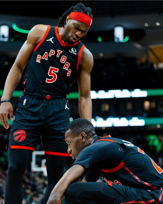 包含菲律宾男篮鏖战雄鹿，巴恩斯关键制胜的词条