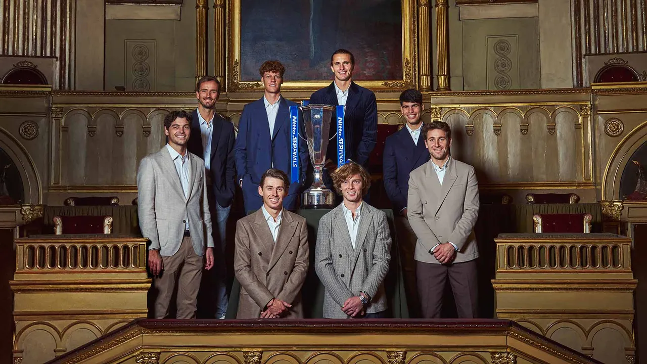 包含ATP总决赛鏖战年终总决赛，梅德韦杰夫统治全场的词条