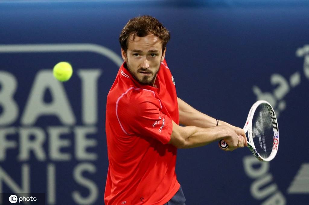 包含ATP总决赛鏖战年终总决赛，梅德韦杰夫统治全场的词条