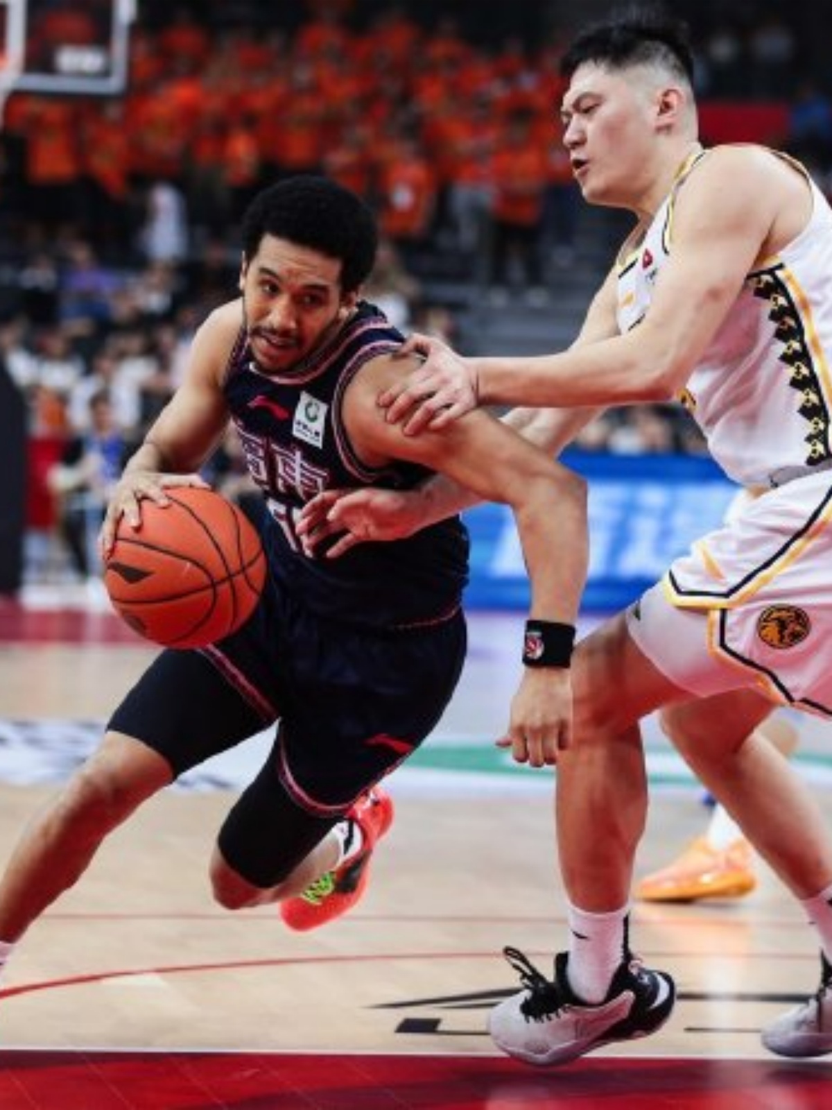 包含广东南粤虎球员备战高效，迎战强敌的词条