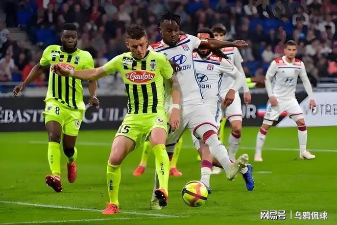 包含尼斯意外击败斯特拉斯堡，法甲保级形势略显乐观的词条