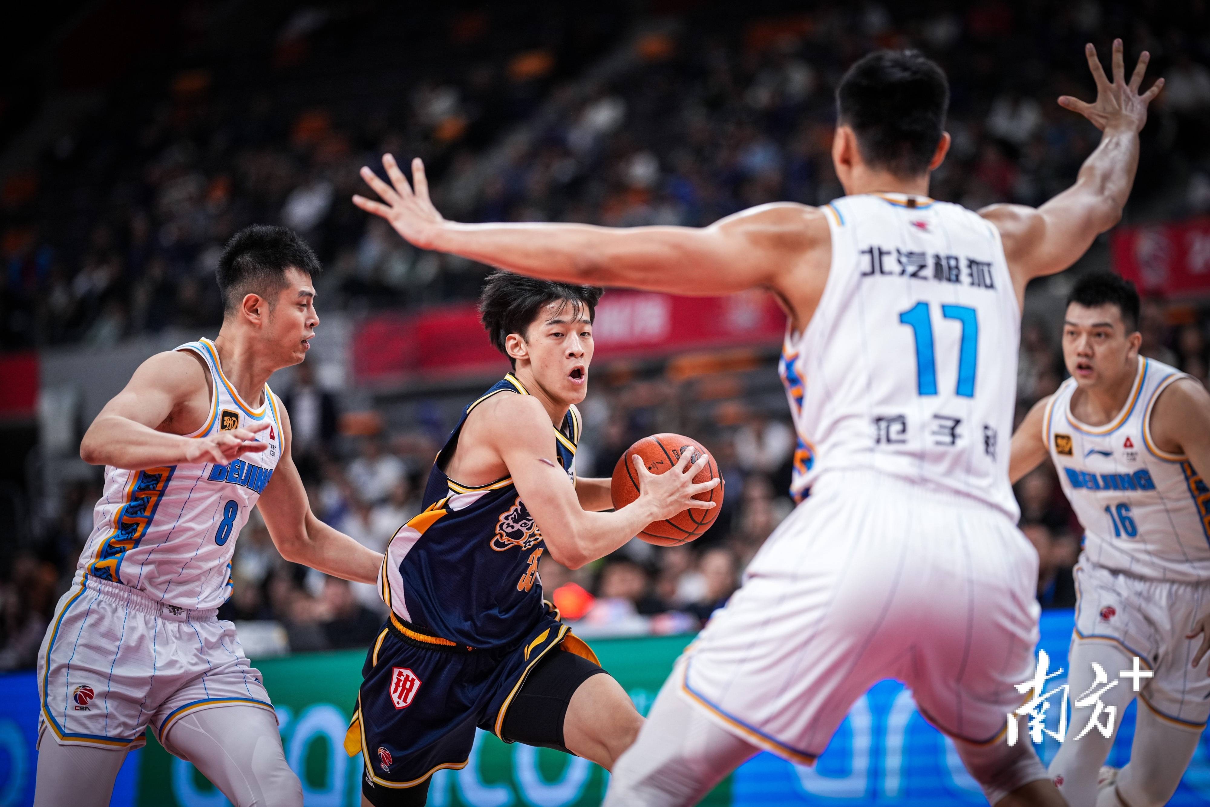 广东男篮主场大胜福建队