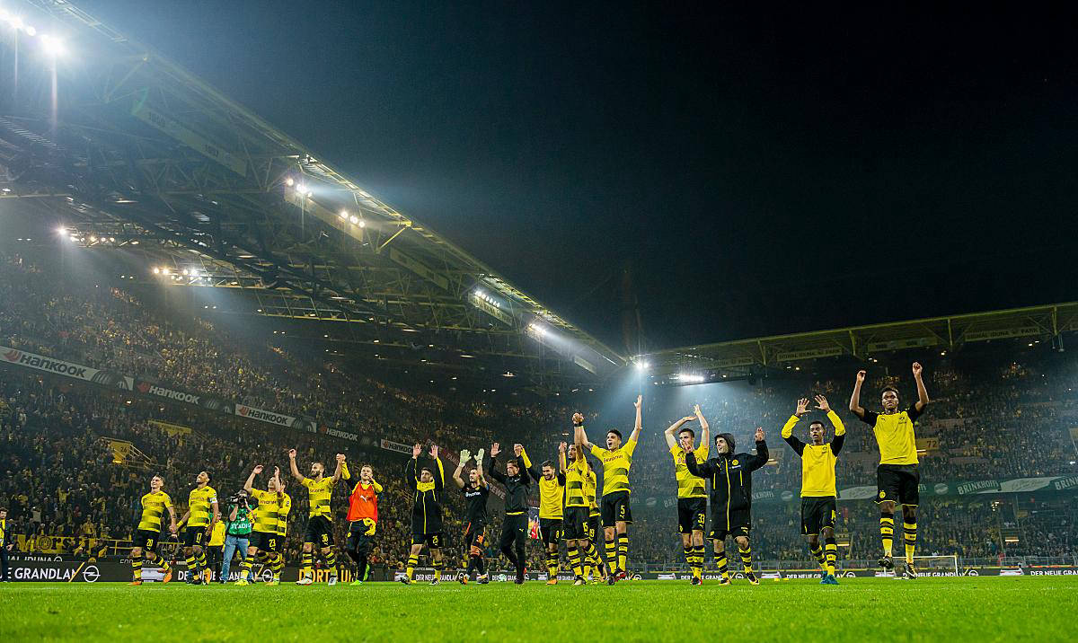 主场轻松击溃对手，球队气势如虹