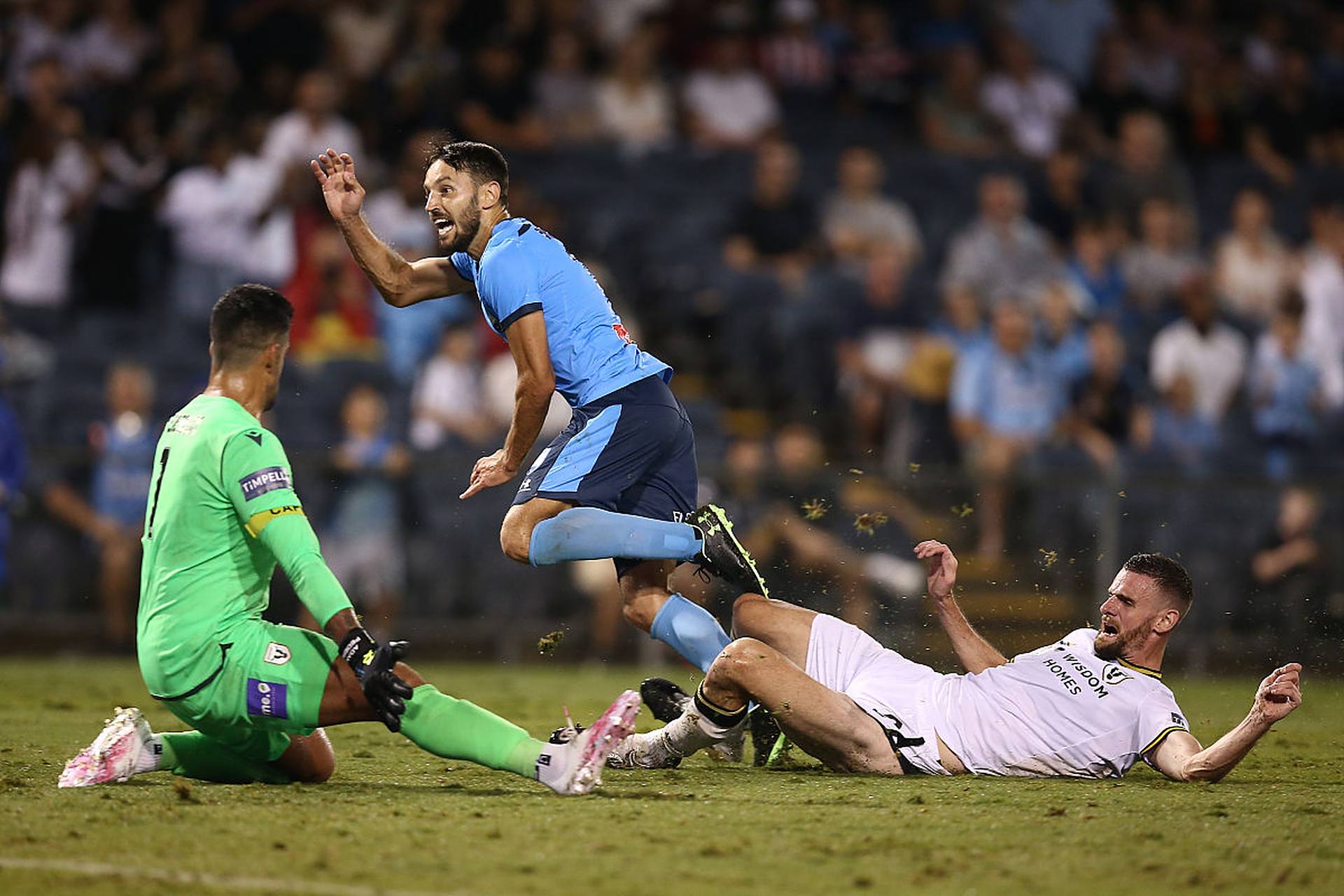 主场轻松击溃对手，球队气势如虹