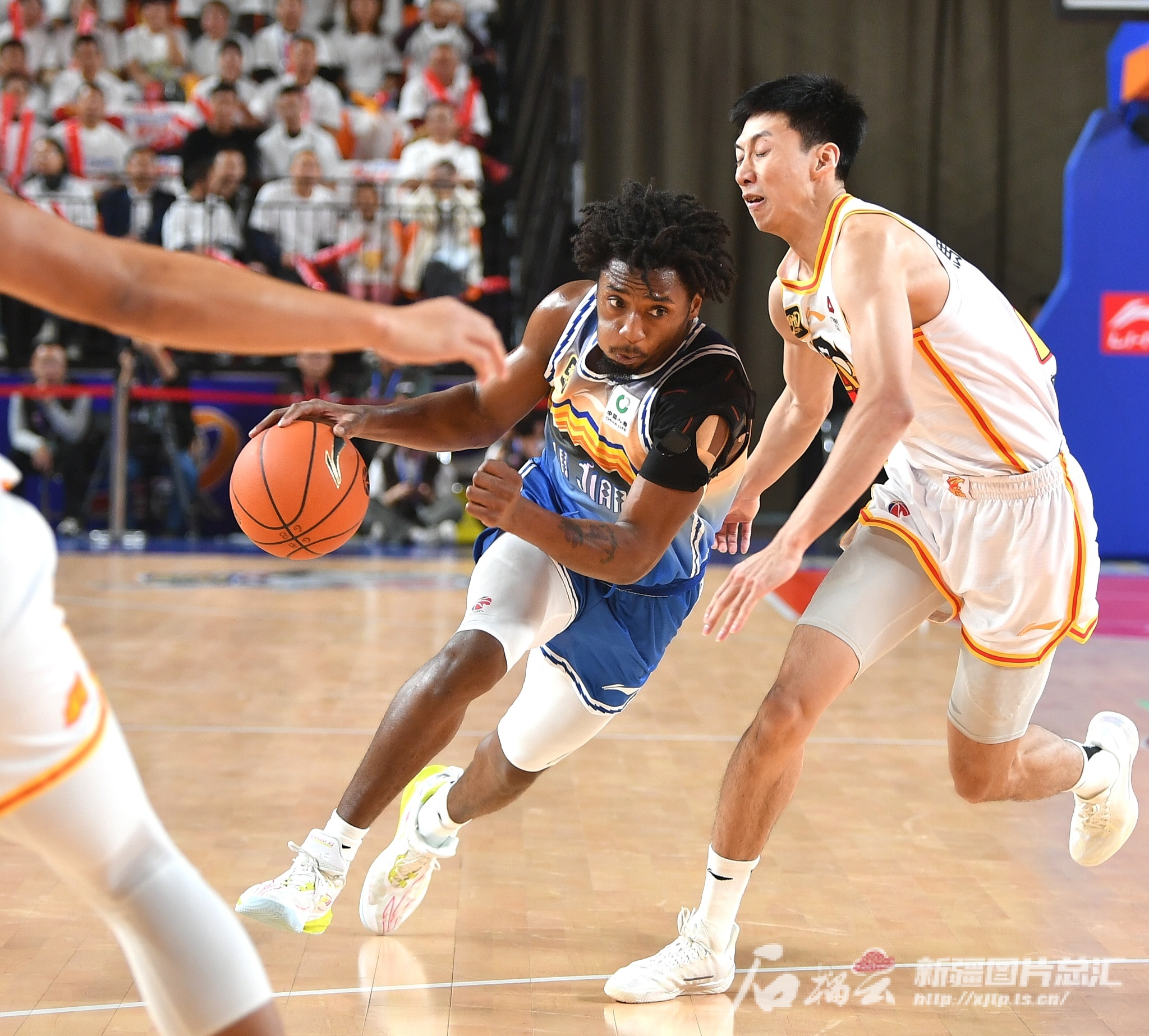 新疆大胜,凭借强大实力轻松击败对手 新疆大胜,凭借强大实力轻松击败对手